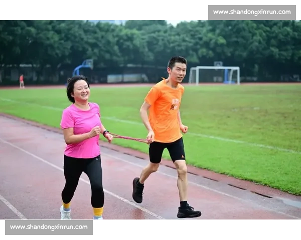 雨幕中绳牵追光:视障跑者与陪跑员的无畏训练